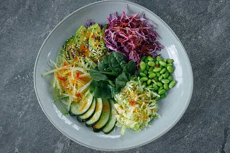 Зеленый салат с авокадо