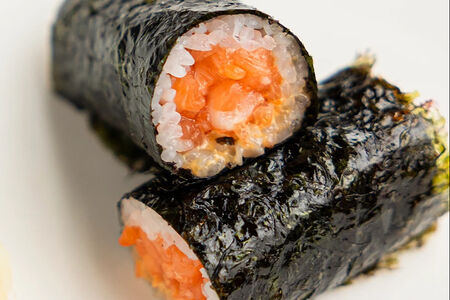 Хэнд-ролл с лососем