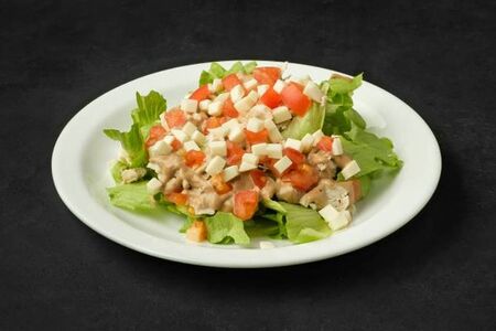 Свежий салат с курицей и бальзамическим соусом