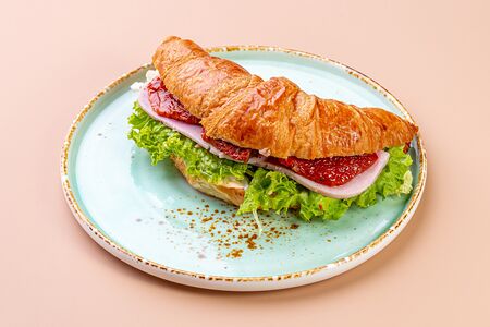 Круассан с ветчиной