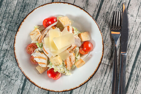 Салат Цезарь с курицей