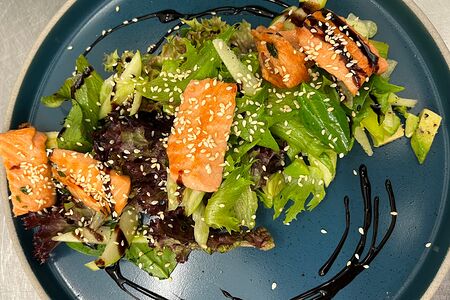 Салат с обжаренным лососем и хрустящими овощами