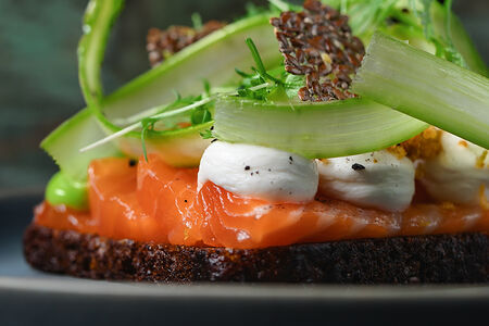 Тартин с лососем Gravlax и крем-чизом
