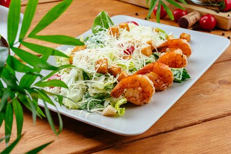Салат Цезарь с креветками