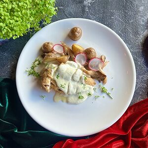 Куриная грудка с соусом дорблю, картофелем бейби и вешенками
