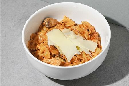 Фарфалле с куриными ломтиками и грибами