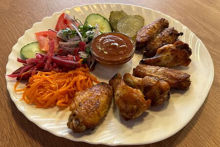 Шашлык из куриных крыльев на тарелке