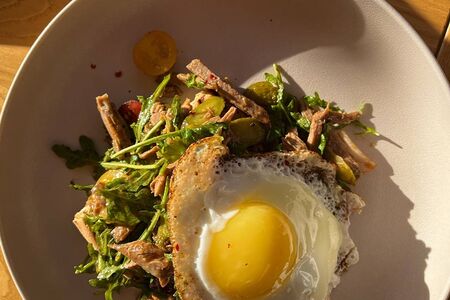 Брускетта с рваной говядиной в кунжутно-луковой заправке и яйцом