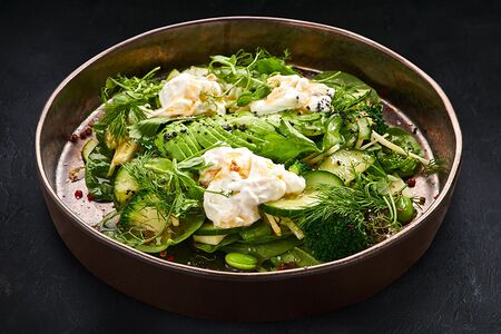 Большой зеленый салат и страчателла