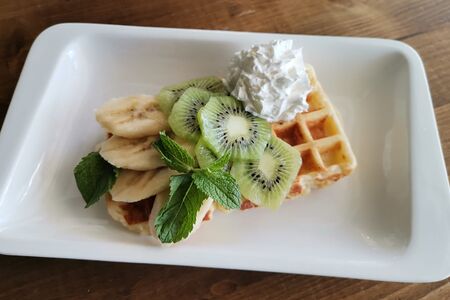 Вафля творожная с фруктами