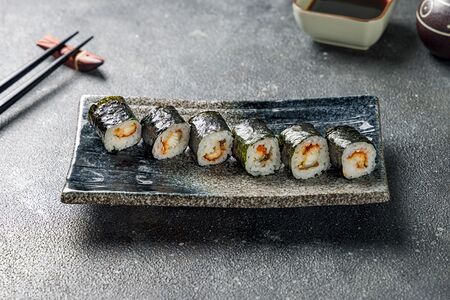 Ролл с копченым угрем