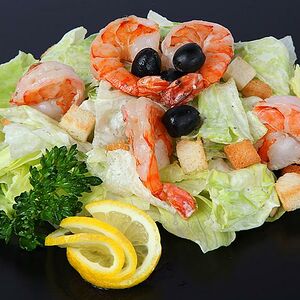 Салат Цезарь с креветками