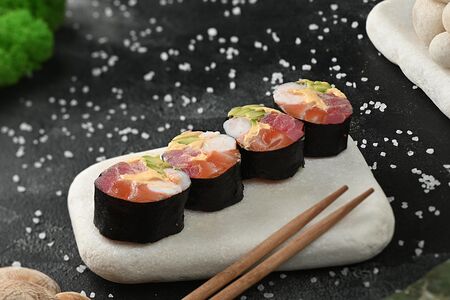 Сашими-ролл с тунцом, лососем, креветкой и кремом из манго