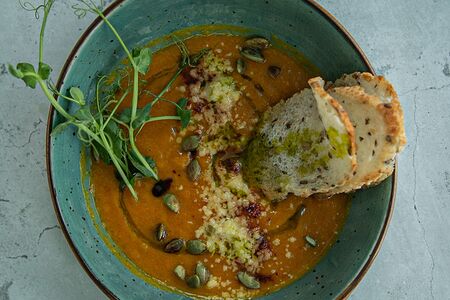 Тыквенный крем-суп с крутонами и пармезаном