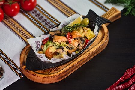 Рыбное жаркое из семги и трески с овощами