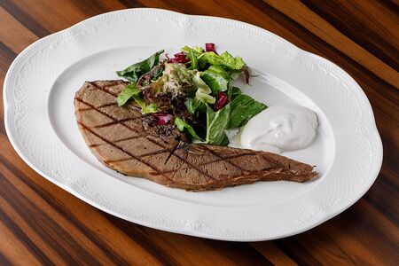 Говяжий язык, томлённый с вином и черной смородиной