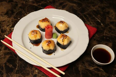 Запеченный ролл с креветкой, окунем и лососем