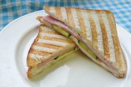Сэндвич с ветчиной и сыром
