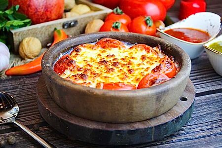 Жареный сулугуни с томатами