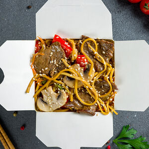 Классический вок с говядиной и яичной лапшой