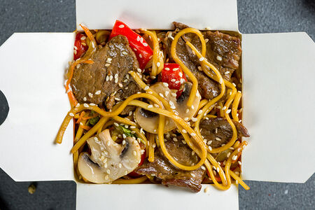 Классический вок с говядиной яичной лапшой