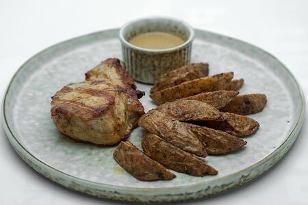 Стейк из cвинoй корейки