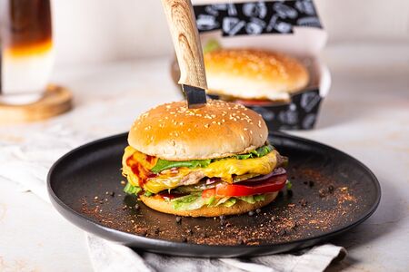 Фирменный биг бургер с картофелем фри