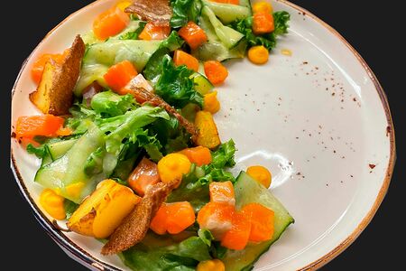 Салат с форелью, огурцом, картофелем, хумусом