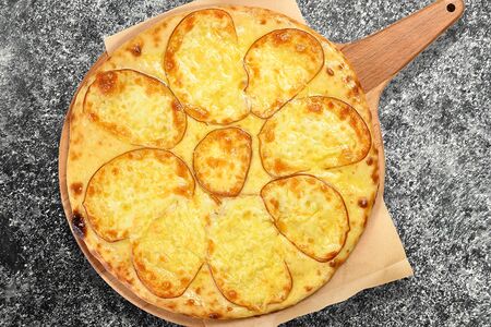 Хачапури по-царски с копченым сулугуни