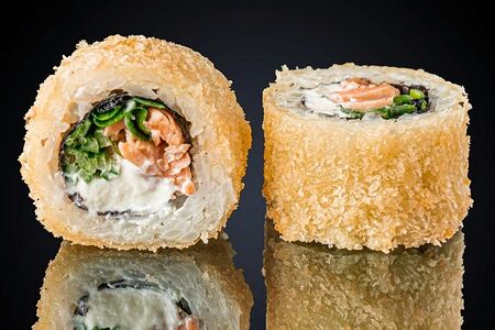 Теплый ролл с лососем терияки