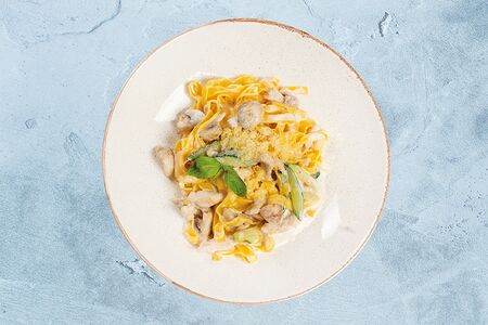 Паста с курицей и грибами