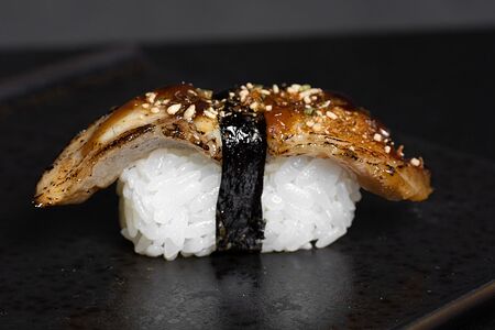 Суши с угрем