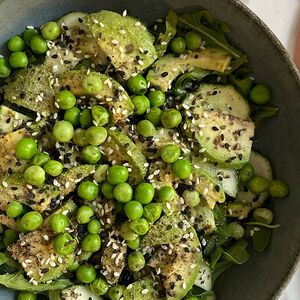 Raw Зеленый салат с авокадо