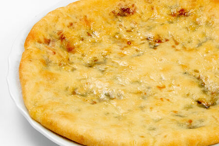 Закрытый пирог со шпинатом и сулугуни