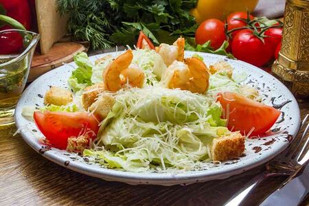 Салат Цезарь с креветками