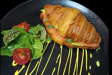 Круассан с лососем