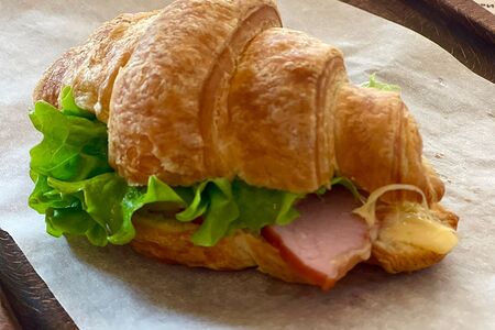 Круассан с ветчиной и сыром