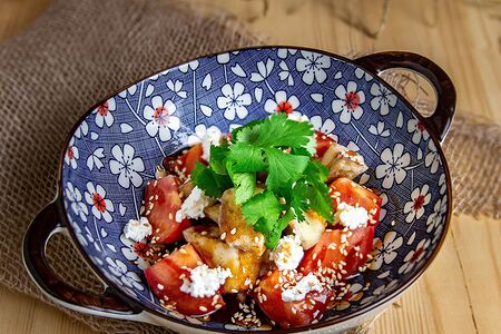 Тайский салат с хрустящим баклажаном