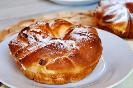 Саверен с творогом и изюмом