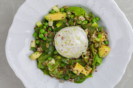 Зеленый салат с бурратой