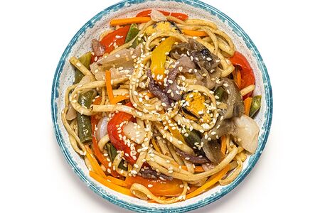 Удон с морепродуктами в кисло-сладком соусе