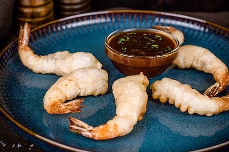 Креветки в темпуре с пикантным соусом