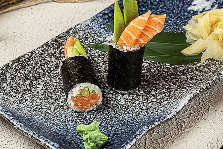 Ручные роллы в жареном нори с авокадо и лососем