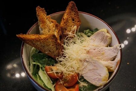 Салат Цезарь с перепелиным яйцом