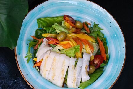 Салат с кальмаром гриль