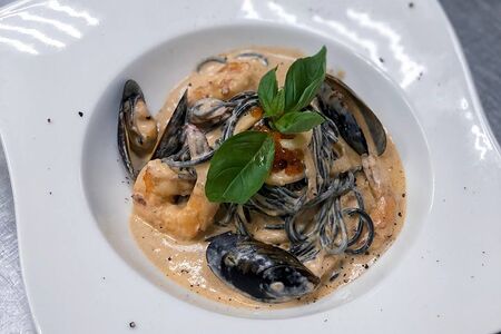 Черные спагетти с морепродуктами