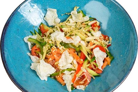 Салат из свежих овощей с лососем