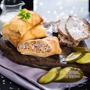 Блинчики с бужениной и маринованным огурчиком