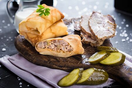 Блинчики с бужениной и маринованным огурчиком