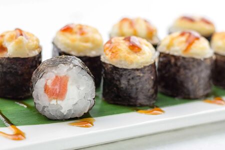 Запеченный маки с лососем и сыром 8 шт